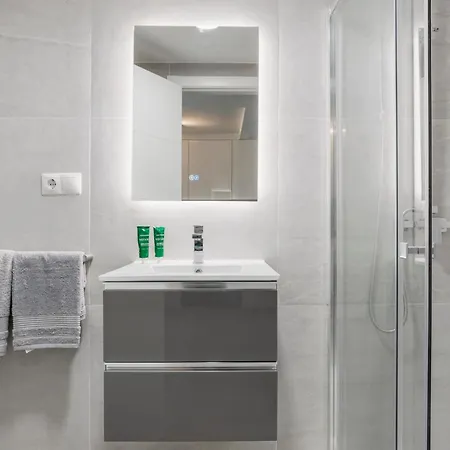 Apartment 2 Bed In Village Benahavis